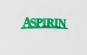vez na medicinskoj uniformi aspirin logo